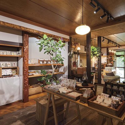書院造の意匠と古道具が息づく 和モダン空間のアトリエ兼店舗