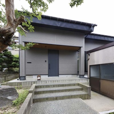 視線を遮り、光を取り込む 開放感あふれる現代的平屋