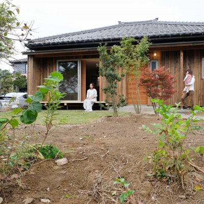 築25年の瓦屋根はそのままに、平屋のタイニーハウス。